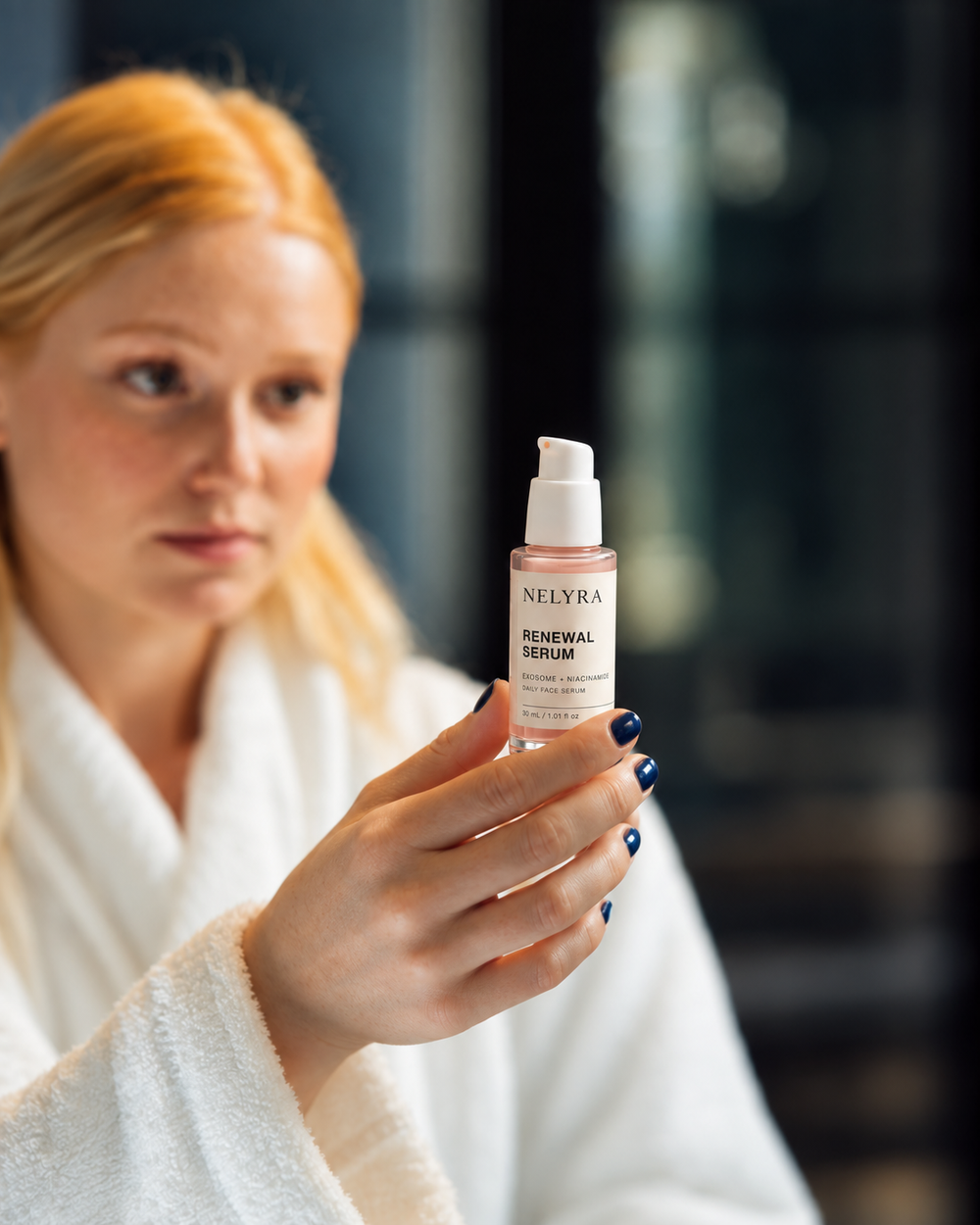 NELYRA Renewal Serum tenu pendant une routine du matin